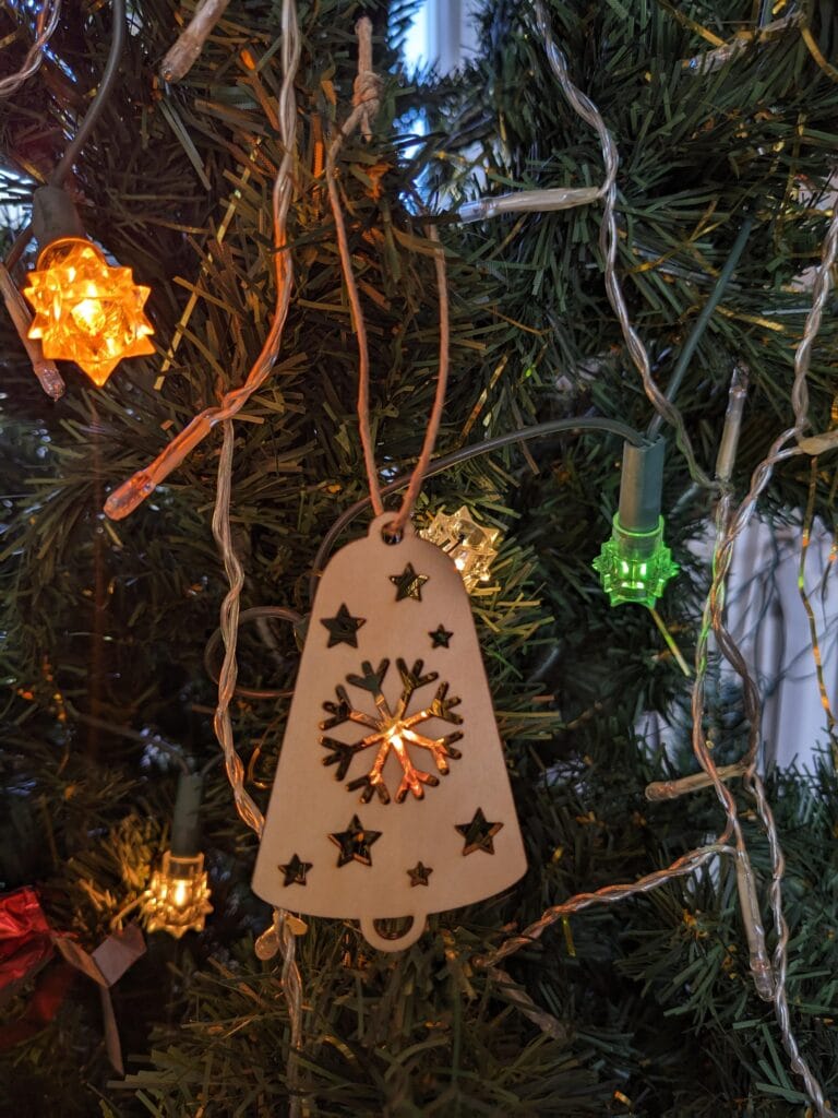 ornement de sapin de noël cloche flocon de neige et étoiles