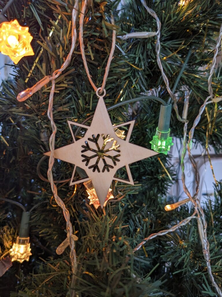 ornement de sapin de noël étoile avec flocon de neige au centre