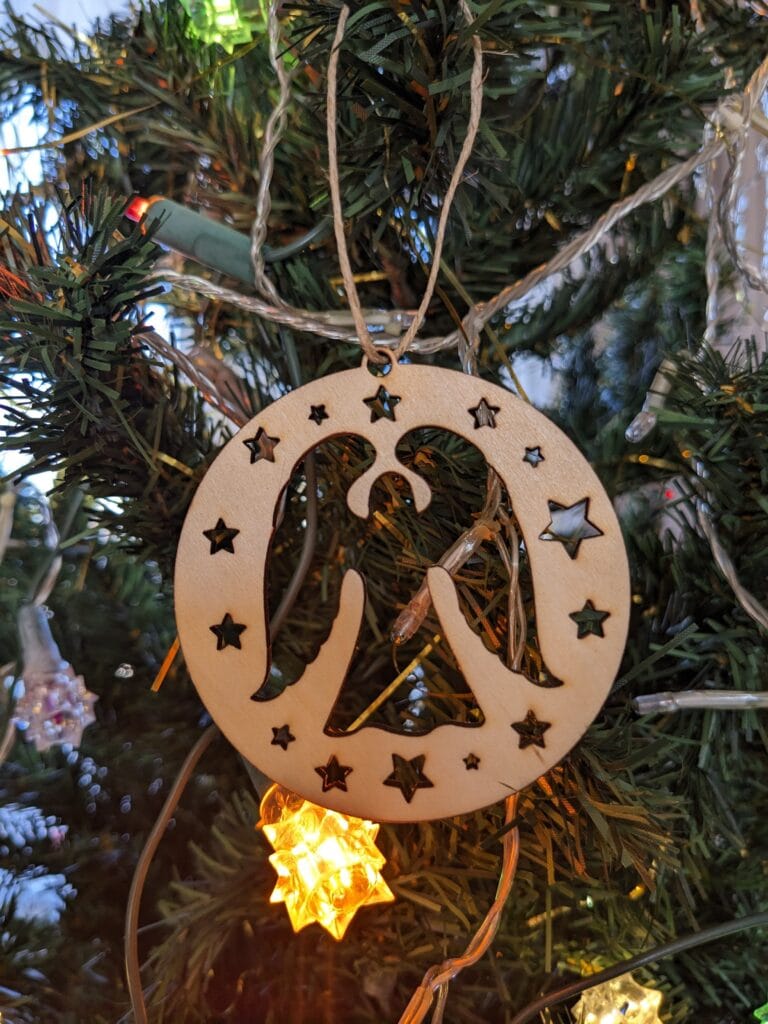ornement de sapin de noël ange entouré d’étoiles