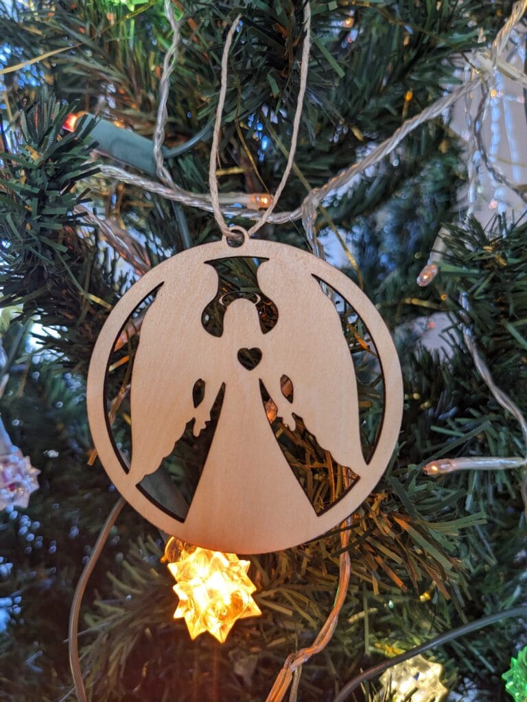 ornement de sapin de noël ange avec un cœur