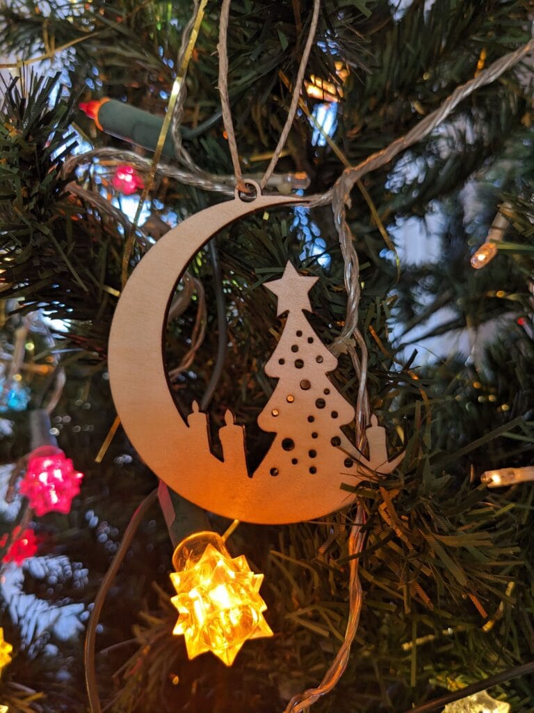 ornement de sapin de noël lune avec sapin décoré et bougies