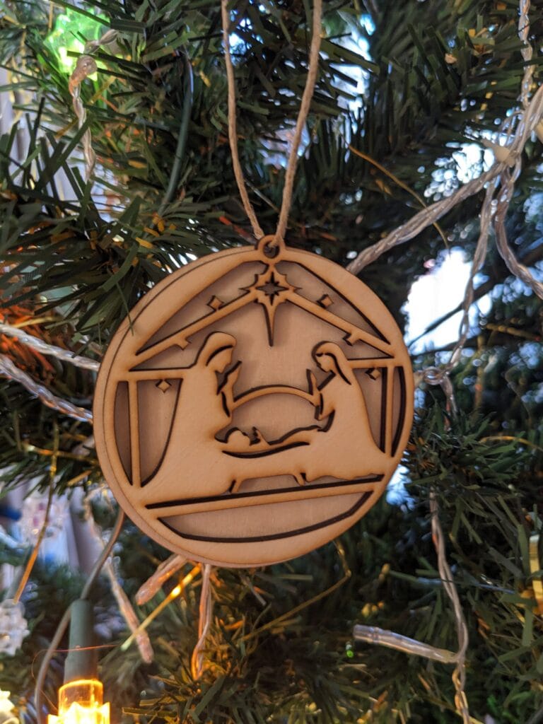 ornement de sapin de noël double parents et enfant dans une maison