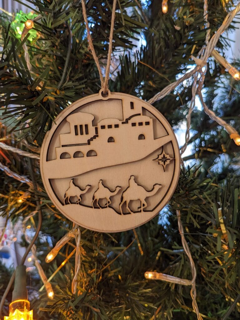 ornement de sapin de noël double 3 hommes chevauchant des chameaux sous une ville