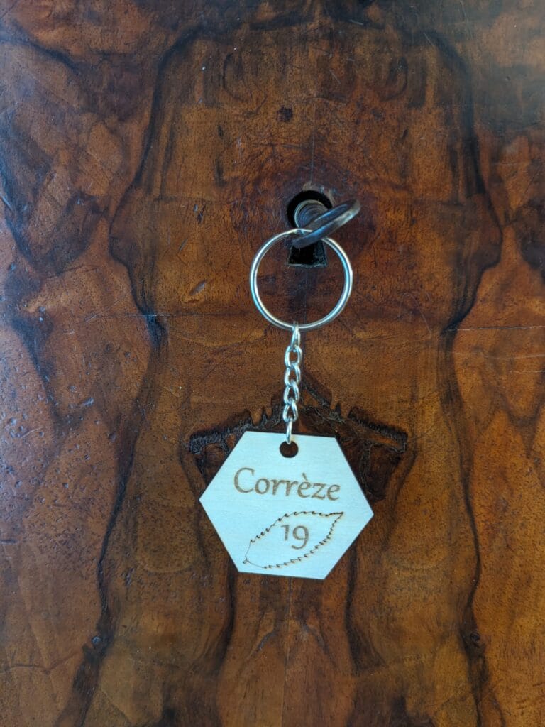 porte clés Corrèze 19 avec une feuille de chêne