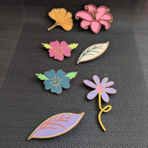 Lot de broches en bois peintes