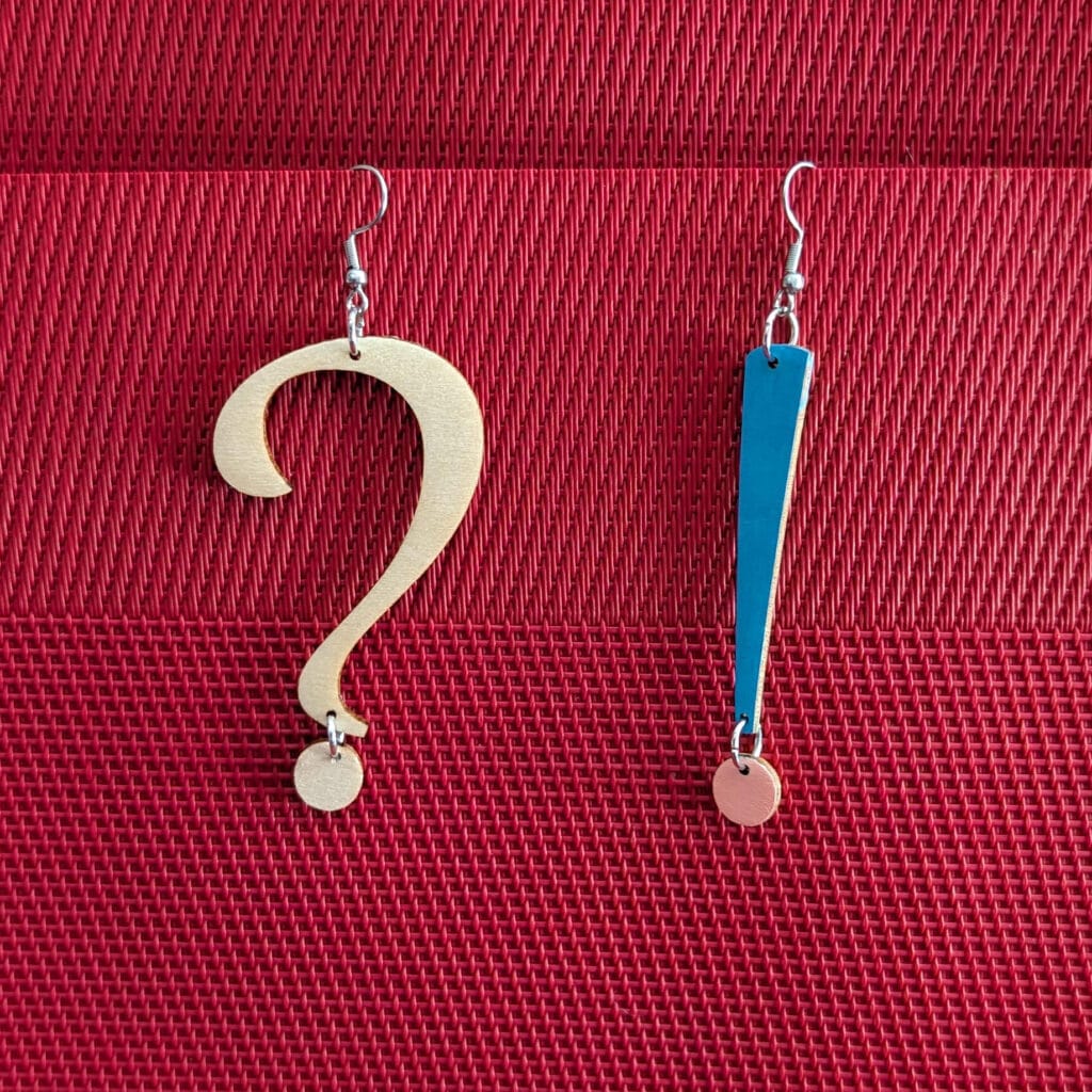 Boucles d'Oreilles peintes en point d'exclamation et d' interrogation